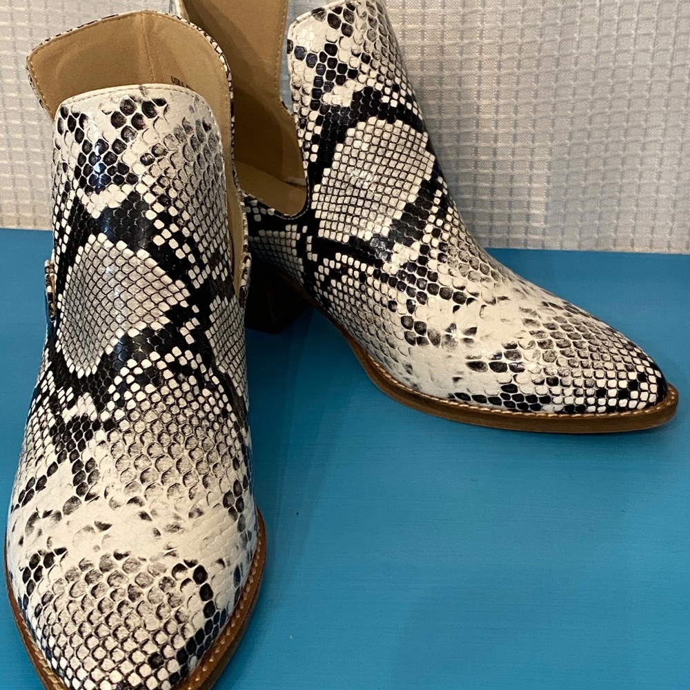 Arider Girl Grey and White Snake Embossed Bootie